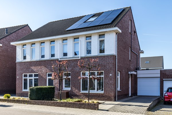 Onder bod: In een rustige en kindvriendelijke woonomgeving staat deze moderne geschakelde twee-onder-een-kapwoning (bouwjaar 2011) met aangebouwde stenen garage, stijlvolle overkapping, vier slaapkamers, twee...